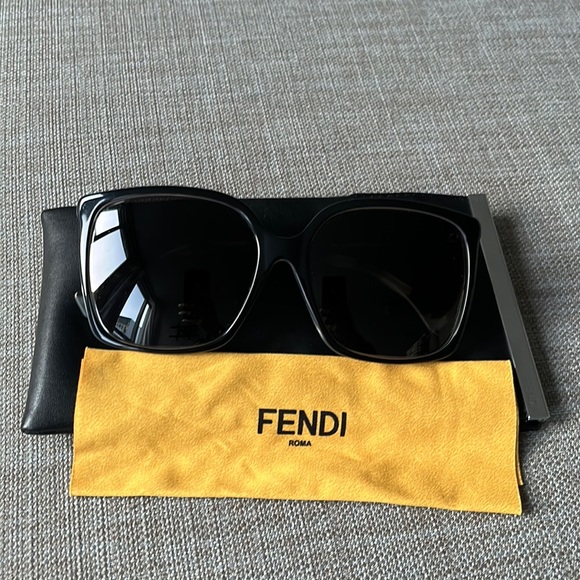 FENDI Sunglasses - Picture 2 of 5